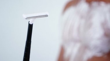 yakın, beyaz arka plan ve tıraş köpüğü çıplak kıllı erkek göğsüne tıraş için plastik ustura. Erkekler için tıraş aksesuarlar