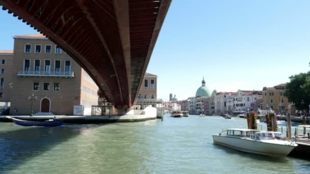 VENICE, ITALY - 7 июля 2018 года: виды Венеции, Гранд-канал, под мостом небольшие лодки, гондолы парус, в жаркий летний день , — стоковое видео