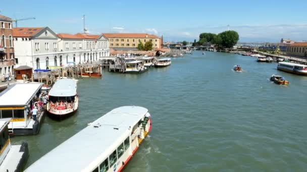 เวนิส, อิตาลี 7 กรกฎาคม ค.ศ. 2018 มุมมองของเวนิส, คลองแกรนด์, วาปาเตโต้ลอยอยู่บนน้ํา, เรือเล็ก, เรือใบกอนโดลา, ในวันฤดูร้อนที่อากาศร้อน , — วีดีโอสต็อก