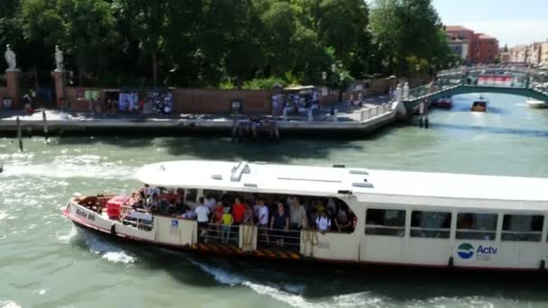 Venedig, Italien - 7 juli 2018: utsikt över Venedig, canal Grande, vapareto flyter på vattnet, småbåtar, gondoler segla, en varm sommardag, — Stockvideo