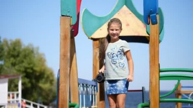 Genç bir çocuk, bluetooth taşınabilir sözcü ve dans müzik uzun saçlı sarışın kız. Parkta, plajda, sıcak yaz gününde