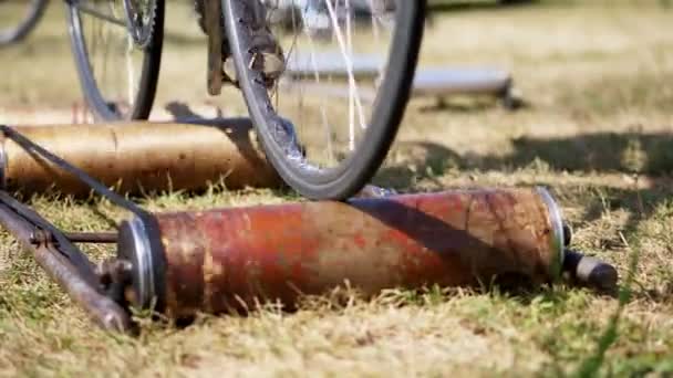 Close-up, as rodas de uma bicicleta de exercício velho, o passeio de bicicleta em um só lugar com a ajuda de um dispositivo elétrico auto-feito especial, instalação . — Vídeo de Stock