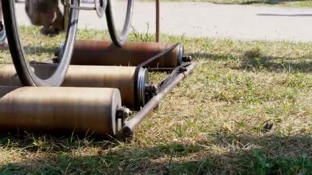 Крупный план, колеса старого велотренажера, езда на велосипеде в одном месте с помощью специальной самодельной арматуры, установка . — стоковое видео