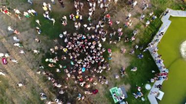 Cherkasy, Ukrayna - 24 Ağustos 2018: hava video dron, bağımsızlık günü, kutlama ile birçok kişi parkta Dinyeper Nehri'nin kıyısında sıcak yaz günü yürüyüş