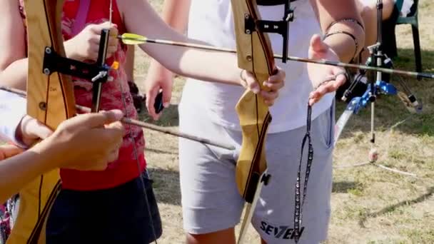 Close-up street archery competition, outdoors in the Park. An outdoor target for shooting with a bow and arrows, for archery arrows on a summer day , Hit the goal. — Stock Video