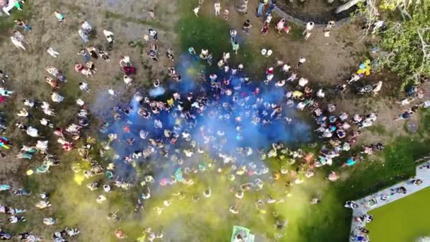 Cherkasy, Ukrayna - 24 Ağustos 2018: hava video dron, bağımsızlık günü kutlama, festival renk ile insanlar gökyüzünde, ulusal bayrak sarı ve mavi boya kadar atmak — Stok video