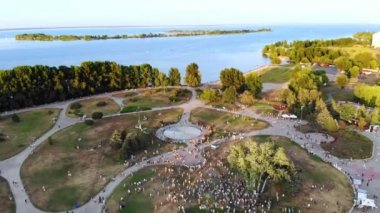 Cherkasy, Ukrayna - 24 Ağustos 2018: hava video dron, bağımsızlık günü, kutlama ile birçok kişi parkta Dinyeper Nehri'nin kıyısında sıcak yaz günü yürüyüş