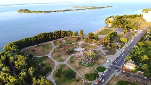 Cherkasy, Oekraïne - 24 augustus 2018: luchtfoto video met drone, de viering van Onafhankelijkheidsdag, veel mensen lopen in park aan de oever van de rivier de Dnjepr, hete zomerdag — Stockvideo