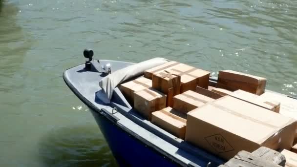 Venice, Italië - 7 juli 2018: close-up, boot, vol met dozen, percelen. De post boot levert percelen aan de mensen van Venetië. boot pakket levering — Stockvideo