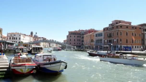 VENEZIA, ITALIA - 7 LUGLIO 2018: Sul canale principale di Venezia, galleggianti, molte barche diverse, vaparetto, motonavi. Presso il molo gli operai scaricano pacchi dalla nave postale . — Video Stock