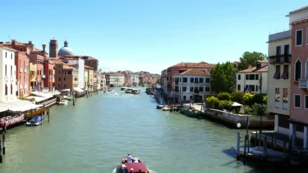 VENISE, ITALIE - 7 JUILLET 2018 : principal canal de Venise, devant la gare de Venices Santa Lucia. beaucoup de bateaux différents, vaparetto, bateaux à moteur flottant, beaucoup de touristes — Video