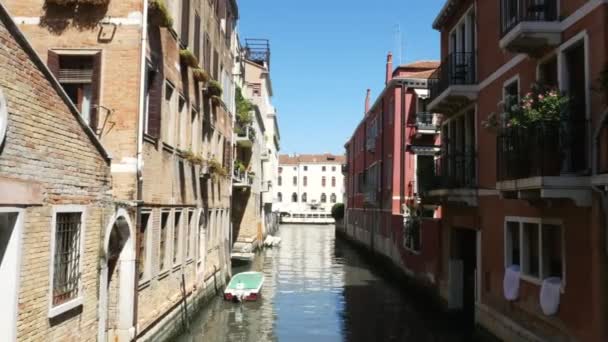 VENICE, ITÁLIA - JULHO 7, 2018: canal estreito entre as antigas casas de Venzia, dia quente de verão — Vídeo de Stock
