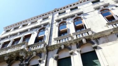 Venice, İtalya - 7 Temmuz 2018: eski bir ev, eski mimari Venedik, güzel beyaz duvar