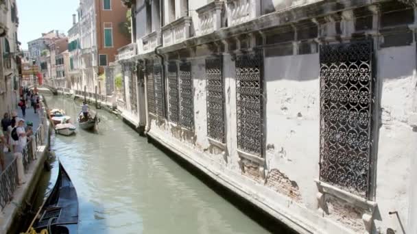 Venice Itália Julho 2018 Canal Estreito Entre Antigas Casas Venzia — Vídeo de Stock