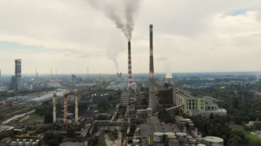 Cherkasy, Ukrayna, 12 Eylül 2018: Büyük enerji santrali, fabrika borularla duman göğe kovma. Endüstriyel bacasından duman. ekoloji, çevre kirliliği.