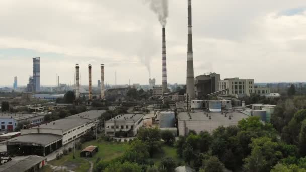 CHERKASY, UKRAINE, SETEMBRO 12, 2018: Usina de energia grande, fábrica com tubos, expulsando fumaça para o céu. Fumo da chaminé industrial. ecologia, poluição do ambiente . — Vídeo de Stock