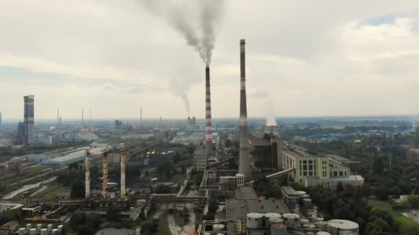 CHERKASY, UKRAINE, SEPTEMBER 12, 2018: Big Power plant , factory with pipes, expelling smoke into sky. Smoke from industrial chimney. ecology, pollution of the environment. — Stock Video