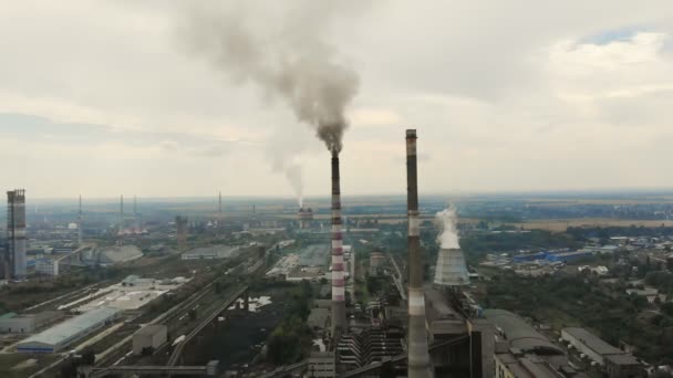 CHERKASY, UCRANIA, 12 DE SEPTIEMBRE DE 2018: Gran central eléctrica, fábrica con tuberías, expulsando humo al cielo. Humo de chimenea industrial. ecología, contaminación del medio ambiente . — Vídeos de Stock