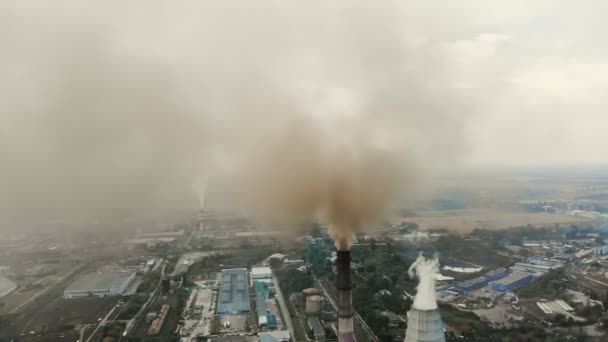 Cherkasy, Ukrayna, 12 Eylül 2018: Büyük enerji santrali, fabrika borularla duman göğe kovma. Endüstriyel bacasından duman. ekoloji, çevre kirliliği. — Stok video