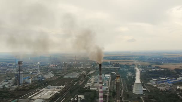 CHERKASY, UCRANIA, 12 DE SEPTIEMBRE DE 2018: Gran central eléctrica, fábrica con tuberías, expulsando humo al cielo. Humo de chimenea industrial. ecología, contaminación del medio ambiente . — Vídeos de Stock