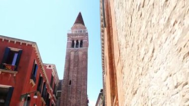 Venice, İtalya - 7 Temmuz 2018: güzel antik mimari Venedik, sıcak bir yaz günü, hareket halinde çekim video üzerinde mavi gökyüzüne karşı eski kilise