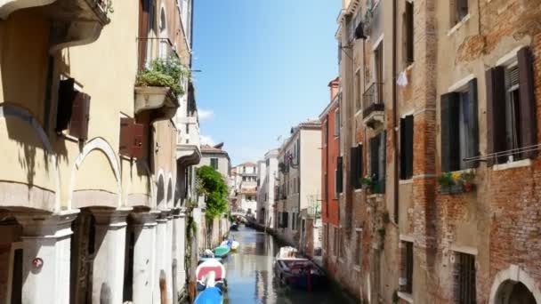 Venice, İtalya - 7 Temmuz 2018: dar kanal Venzia, sıcak yaz günü eski evlerin arasında — Stok video