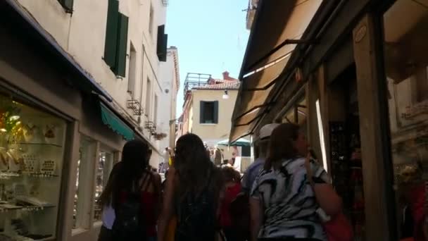 Venice, Italië - 7 juli 2018: winkelstraten van Venetië, vele winkels, souvenirwinkels. Toeristen zijn winkelen voor souvenirs. warme zomerdag. — Stockvideo