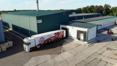 Cherkasy Bölgesi, Ukrayna, 17 Eylül 2018: büyük kurumsal, fabrika. birçok ambar ve endüstriyel binalar, büyük kamyon, taşıyan ürünleri ve eşyaları yükledikten sonra depo, bırakır.