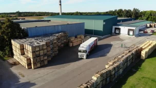 RÉGION DE CHERKASY, UKRAINE, 17 SEPTEMBRE 2018 : grande entreprise, usine. nombreux entrepôts et bâtiments industriels, grands camions quitte l'entrepôt, après le chargement, transporte des produits et des marchandises . — Video