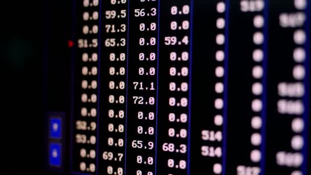 Computerausrüstung in einer Fabrik zum Sortieren von Äpfeln. Reife Äpfel nach Größe und Farbe sortieren, dann verpacken. industrielle Produktionsanlagen in der Lebensmittelindustrie — Stockvideo