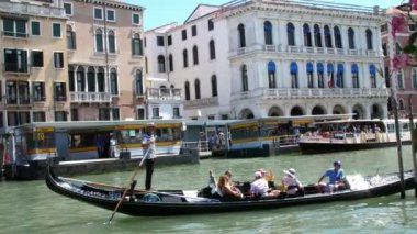 Venice, İtalya - 7 Temmuz 2018: Grand Canal Venedik, sıcak yaz günü eski evlerin arasında. geleneksel Venedik gondol yüzen kanal, boyunca taşıyan turistler