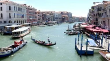 Venice, İtalya - 7 Temmuz 2018: Grand Canal Venedik, sıcak yaz günü eski evlerin arasında. geleneksel Venedik gondol float kanal, boyunca taşımak turist