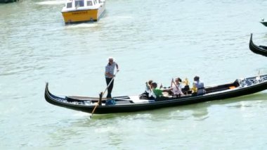 Venice, İtalya - 7 Temmuz 2018: Grand Canal Venedik, sıcak yaz günü eski evlerin arasında. geleneksel Venedik gondol yüzen kanal, boyunca taşıyan turistler.