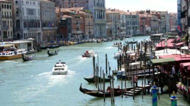Venice, İtalya - 7 Temmuz 2018: Grand Canal, Venice, sıcak yaz günü eski evlerin. geleneksel Venedik tekneler, vapporetoları, gondol float kanal, boyunca taşıyan turistler