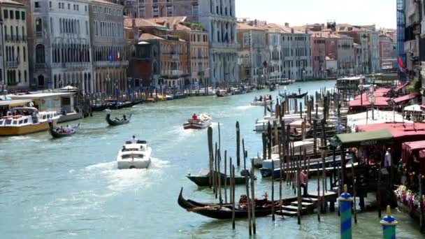 意大利威尼斯-2018年7月7日: 大运河, 威尼斯的古民居, 炎热的夏日。传统的威尼斯船只, vaporettos, 吊船沿运河浮动, 携带游客 — 图库视频影像