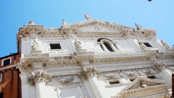 VENECIA, ITALIA - 7 DE JULIO DE 2018: hermosa pared blanca de una casa antigua, la arquitectura antigua de Venecia contra el cielo azul, en un día caluroso de verano, filmación de vídeo en movimiento — Vídeos de Stock