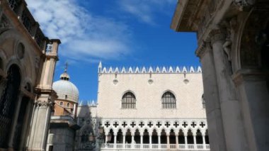 Venice, İtalya - 7 Temmuz 2018: eski bir ev, bir sıcak yaz gününde, hareket halinde çekim video mavi gökyüzüne karşı Venedik Mimarlık antik, güzel beyaz duvar