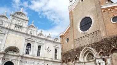 Venice, İtalya - 7 Temmuz 2018: güzel antik mimari Venedik, eski kilise veya Katedrali, sıcak yaz gününde mavi gökyüzüne karşı kale,