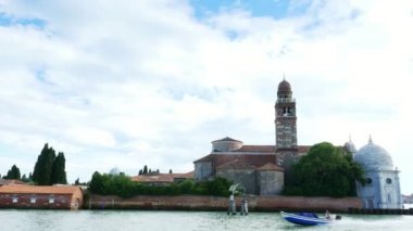Venice, İtalya - 7 Temmuz 2018: Venedik Adaları görünümüne denizden. mavi deniz, gökyüzü, yaz günü. Burano adası, Murano Adası, San Michele Adası, San Giorgio Maggiore Adası, San Servolo Adası