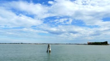 Venice, İtalya - 7 Temmuz 2018: Venedik Adaları görünümüne denizden. mavi deniz, gökyüzü, yaz günü. Burano adası, Murano Adası, San Michele Adası, San Giorgio Maggiore Adası, San Servolo Adası