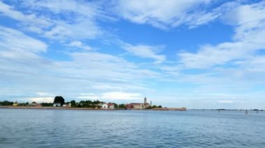 Venice, İtalya - 7 Temmuz 2018: Venedik Adaları görünümüne denizden. mavi deniz, gökyüzü, yaz günü. Burano adası, Murano Adası, San Michele Adası, San Giorgio Maggiore Adası, San Servolo Adası