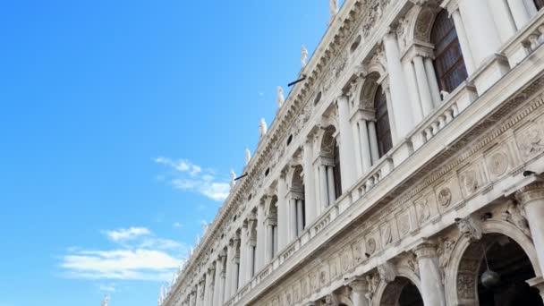 Benátky, Itálie - 7 července 2018: krásné bílé zdi starého domu, starověké architektury Benátky proti modré obloze, na horkém letním dni, Piazza San Marco, St Marks bazilika, — Stock video
