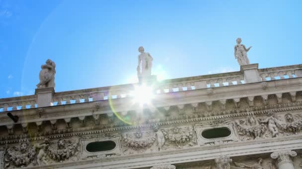 Venice, Italië - 7 juli 2018: mooie witte muur van een oud huis, de eeuwenoude architectuur van Venetië tegen de blauwe hemel, op een warme zomerdag, Piazza San Marco, St Marks Basilica, — Stockvideo