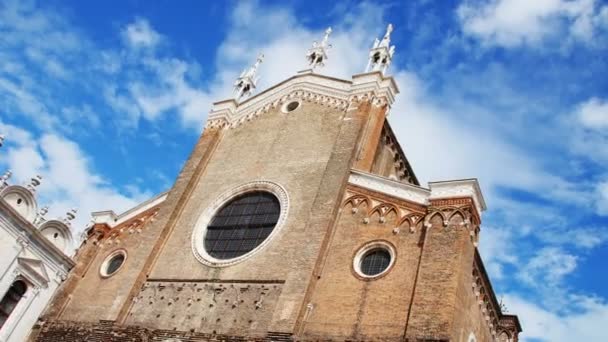 Venedig, Italien - 7 juli 2018: vackra antika arkitekturen i Venedig, den gamla kyrkan eller katedralen, slottet mot den blå himlen, en varm sommardag, — Stockvideo