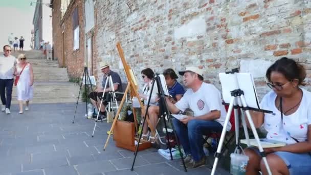 意大利威尼斯-2018年7月7日: 在威尼斯的码头上, 许多艺术家、一个成人团体、艺术学校的学生举办绘画、画海景的课程。夏日热天. — 图库视频影像