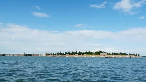 Venice, İtalya - 7 Temmuz 2018: Venedik Adaları görünümüne denizden. mavi deniz, gökyüzü, yaz günü. Burano adası, Murano Adası, San Michele Adası, San Giorgio Maggiore Adası, San Servolo Adası — Stok video