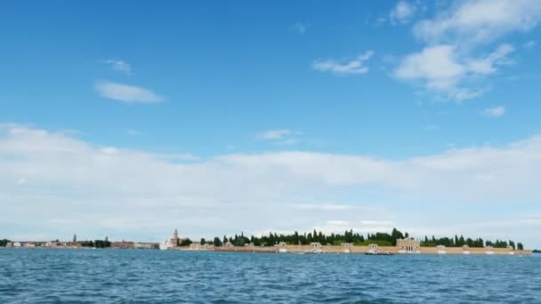 VENICE, ITALY - 7 июля 2018 года: вид с моря на Венецианские острова. голубое море, небо, летний день. Остров Бурано, остров Мурано, остров Сан-Мишель, остров Сан-Джорджо-Маджоре, остров Сан-Серволо — стоковое видео