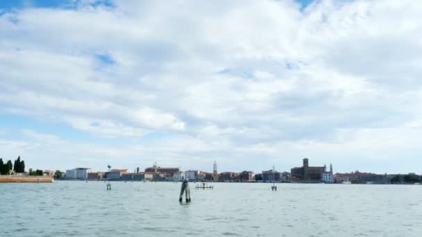 Venice, Italië - 7 juli 2018: uitzicht vanaf de zee naar de Venetiaanse eilanden. blauwe zee, lucht, zomerdag. Burano, Murano eiland, San Michele eiland, San Giorgio Maggiore, San Servolo eiland — Stockvideo