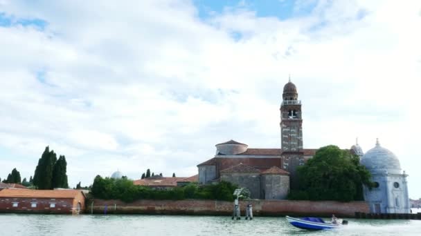 Venice, Italië - 7 juli 2018: uitzicht vanaf de zee naar de Venetiaanse eilanden. blauwe zee, lucht, zomerdag. Burano, Murano eiland, San Michele eiland, San Giorgio Maggiore, San Servolo eiland — Stockvideo