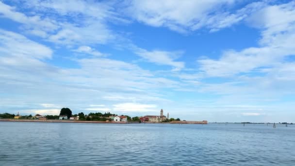 Venice, Italië - 7 juli 2018: uitzicht vanaf de zee naar de Venetiaanse eilanden. blauwe zee, lucht, zomerdag. Burano, Murano eiland, San Michele eiland, San Giorgio Maggiore, San Servolo eiland — Stockvideo